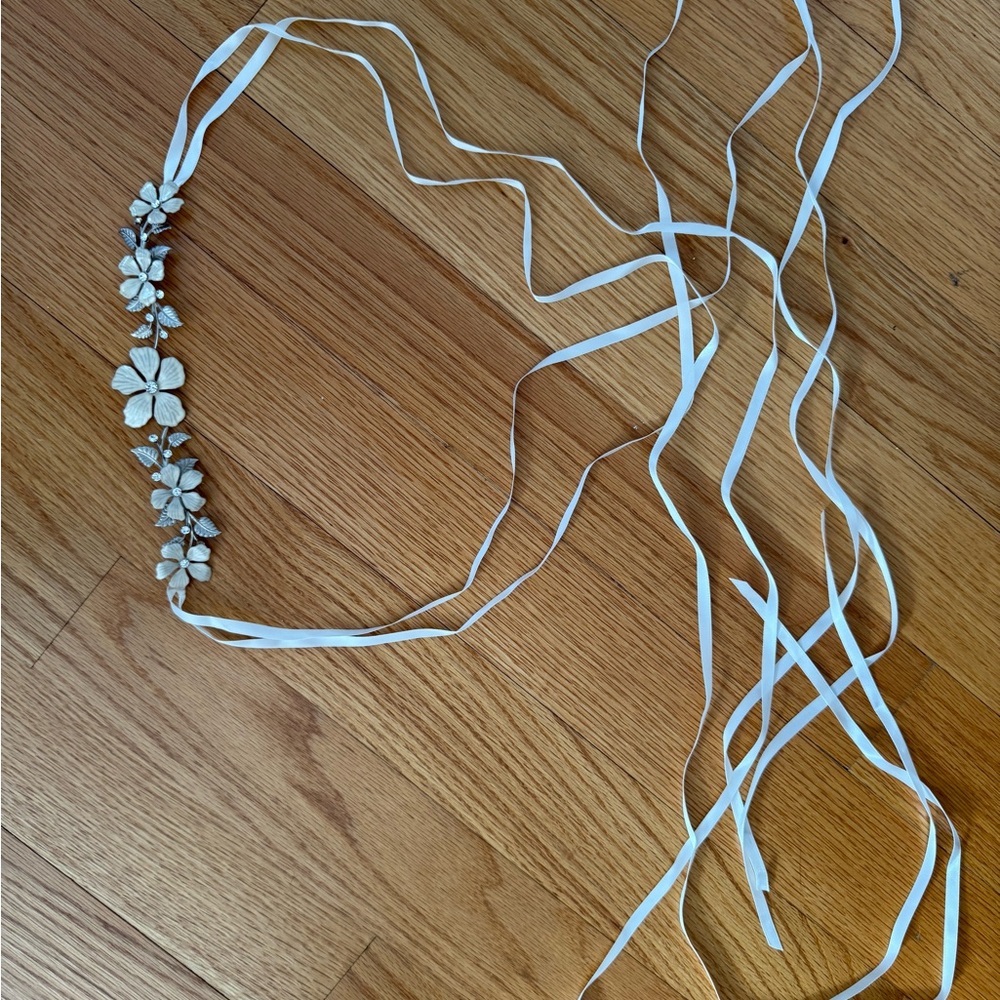 Elegant Floral Silver Headband - Picture 3 of 4